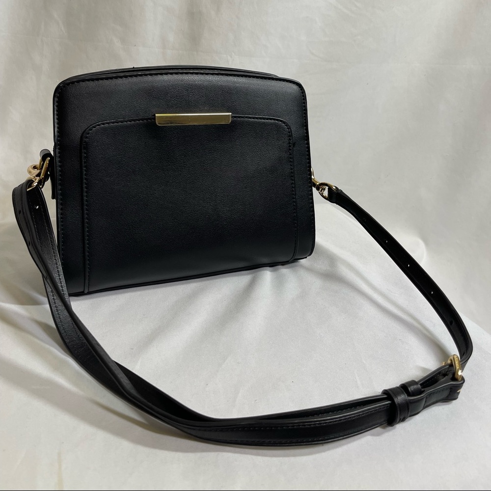Black handbag, never worn